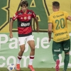 Flamengo oscila, mas vence duelo inédito contra o Cuiabá e salta na tabela do Brasileirão