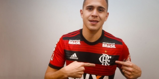 Flamengo recebe oferta de clube japonês por Piris da Motta