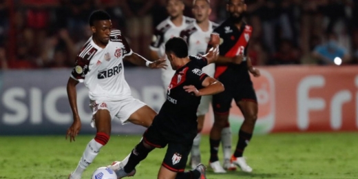 Flamengo se despede do Brasileiro com atuação pífia e derrota para o Atlético-GO
