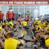 Flamengo segue preparação para jogo na Libertadores e vê Vitinho avançar na recuperação