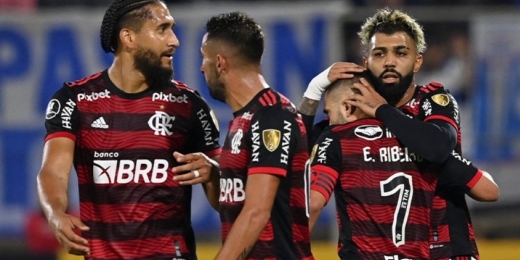 Flamengo sofre pressão, mas vence a Universidad Católica e segue 100% na Libertadores