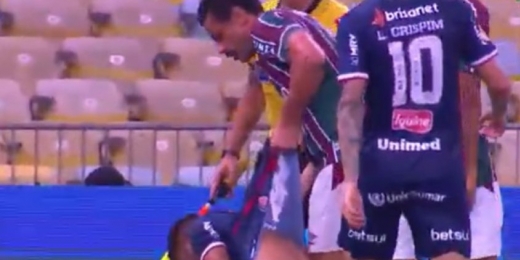 Fluminense: Pleno do STJD pune Fred por atingir pescoço e levantar Ronald, do Fortaleza, pela camisa