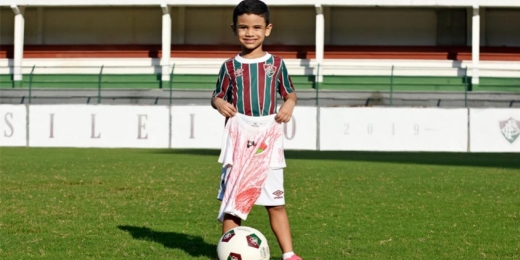 Fluminense presenteia criança que viralizou com camisa improvisada
