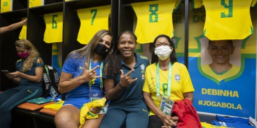 Formiga recebe reverência de Marta e colegas de Seleção e se emociona com presença da mãe no estádio