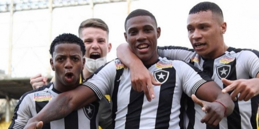 Gabriel comemora fase do Botafogo no Brasileirão sub-20 e projeta clássico: 'Dar alegria para a torcida'
