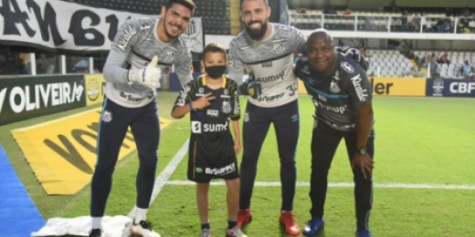 Garoto Bruninho ganha camisa personalizada do Santos e é recebido por jogadores na Vila Belmiro