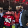 Gerson recebe homenagem pelos 100 jogos com a camisa do Flamengo