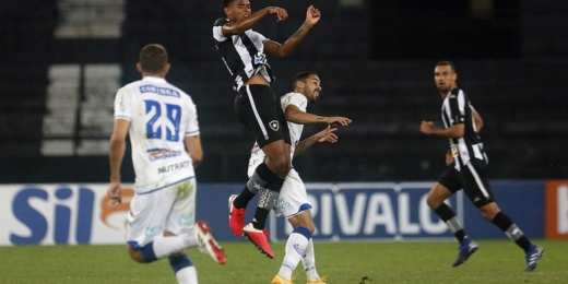 Gilvan elogia Lucas Mezenga, zagueiro do Botafogo: 'O vejo futuramente na Seleção Brasileira'
