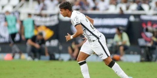 Giovane celebra estreia no profissional do Corinthians e revela emoção: 'Sensação inexplicável'