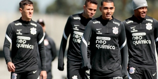 Giuliano treina em campo, e Corinthians segue preparação para pegar o Flamengo