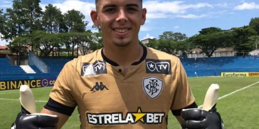 Herói da classificação do Botafogo na Copinha, Lucas Barreto vibra: 'É característica pegar pênalti'