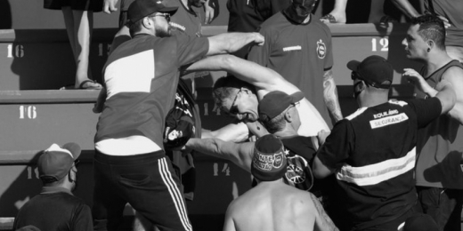 Homem expõe tatuagens neonazistas em estádio do Rio Grande do Sul, gera confusão e acaba expulso