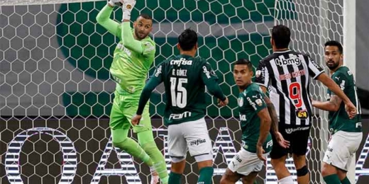 Hulk perde pênalti, e Palmeiras e Atlético-MG empatam no 1º jogo da semifinal da Libertadores
