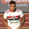 Igor Vinícius leva trombada e sai com olho roxo em vitória do São Paulo