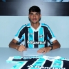Inspirado em Geromel e com multa milionária, zagueiro assina contrato profissional com o Grêmio