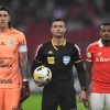 Internacional x Corinthians: em súmula, árbitro relata acusação de racismo de Edenílson contra Rafael Ramos
