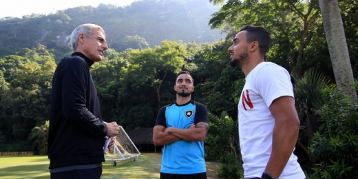 Irmão gêmeo de Rafael, Fábio, do Nantes, visita treino do Botafogo, e torcida brinca nas redes sociais