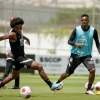 Jô se recupera de problemas no joelho e volta a treinar no Corinthians
