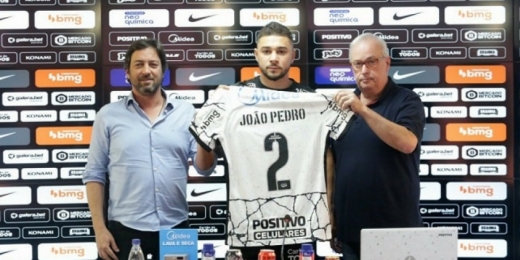 João Pedro é apresentado no Corinthians: 'Sou um lateral ofensivo, mas com consciência defensiva'