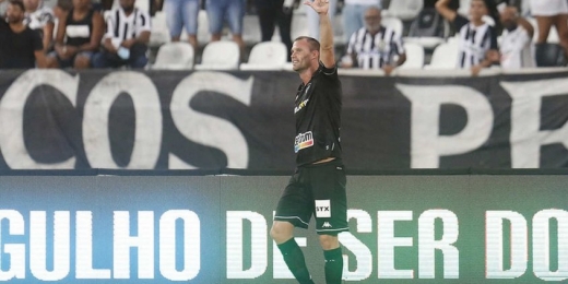 Joel Carli leva terceiro cartão amarelo e 'fica livre' para sequência de clássicos do Botafogo