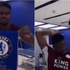 Jogador do Leicester joga flâmula do Chelsea no chão após título da Copa da Inglaterra