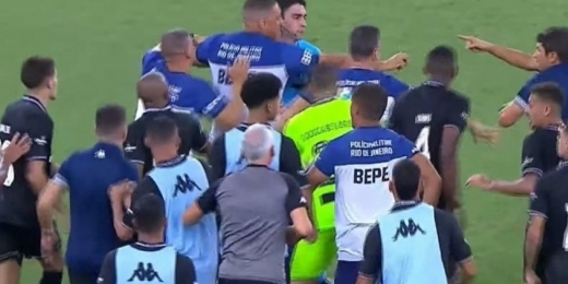 ​Jogadores do Botafogo ficam na bronca com árbitro após eliminação na semifinal do Carioca