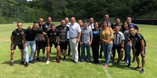 John Textor conhece CEFAT e assiste treino do time sub-20 do Botafogo