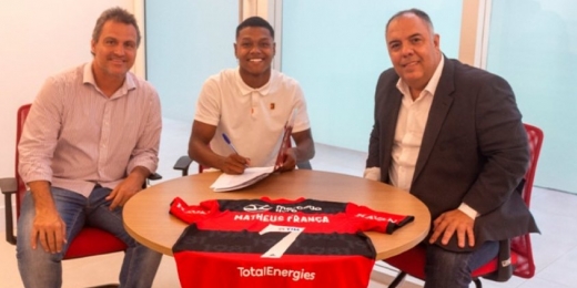 Joia da vez! Matheus França renova com o Flamengo e passa a ter multa astronômica e recorde no clube