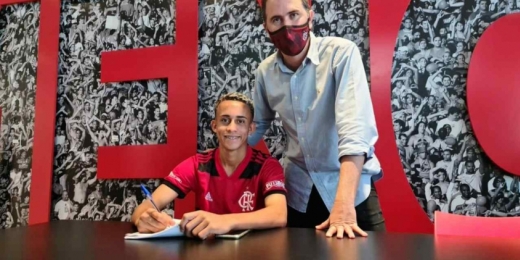 Joia do sub-17, Matheus Gonçalves assina primeiro contrato profissional com o Flamengo: 'Feliz e emocionado'