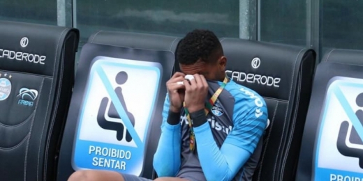 Jovem goleiro do Grêmio se emociona por estrear em título da Recopa Gaúcha