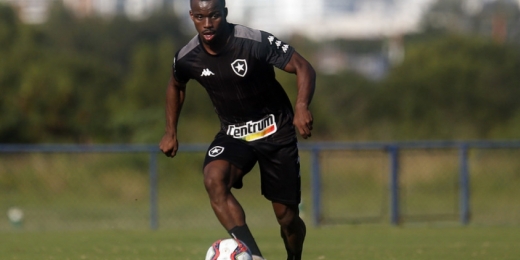 Kayque volta a jogar após mais de três meses e participa de vitória do Botafogo no Brasileirão