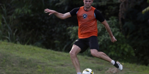 Klaus pode ser novidade em escalação e estrear pelo Botafogo contra o Flamengo