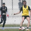 Klaus treina com o grupo e se aproxima de retorno no Botafogo