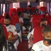 Ladrões rendem ônibus de equipe de futebol feminino e treinador diz que atleta sofreu abuso sexual