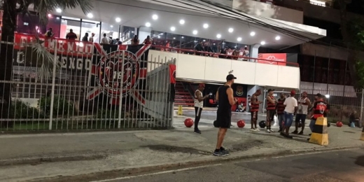 Landim e Braz são hostilizados em evento de torcida organizada do Flamengo na Gávea