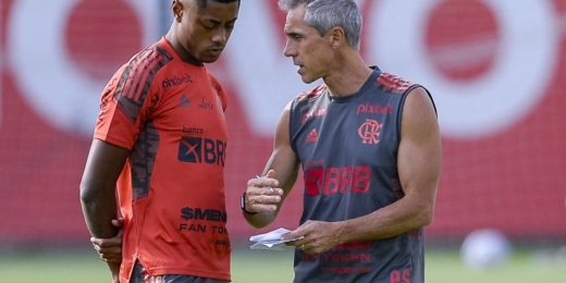 Lateral do Flamengo sofre lesão, e atacante, com trauma, vira dúvida para partida contra o São Paulo