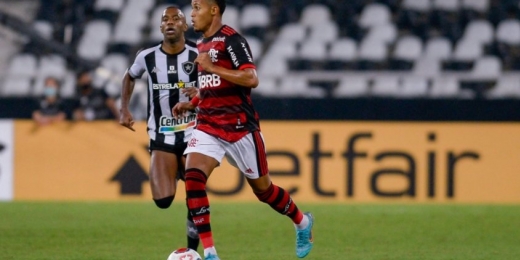 Lázaro, do Flamengo, comemora vitória e atuação contra o Botafogo, mas avisa: 'Feliz, mas não satisfeito'