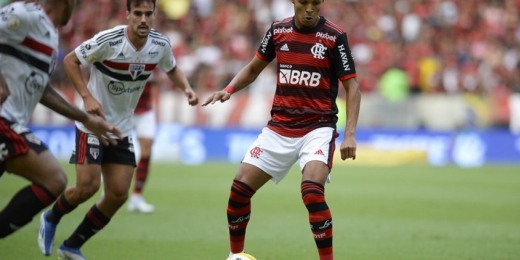 Lázaro mantém ótimos números pelo Flamengo e aumenta 'sarrafo' antes da estreia de reforço