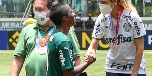 Leila volta a falar em responsabilidade e elogia gestão do futebol do Palmeiras após título