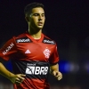 Liberado pelo Flamengo, meia negocia saída para clubes do Brasil