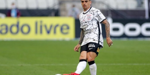 Líder de assistências do Corinthians no ano, Fagner recebe elogios do técnico: 'Tem qualidade para jogar'