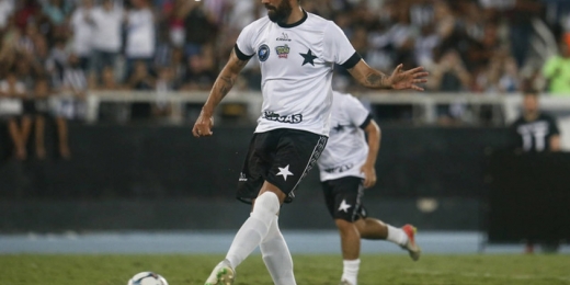 Loco Abreu diz porque não bateu pênalti de cavadinha em amistoso do Botafogo: 'Estavam jogando sério'