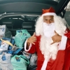Luan, do São Paulo, se veste de Papai Noel e entrega presentes para crianças em comunidade