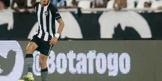 Luís Castro explica alterações no Botafogo e elogia Romildo: 'Jogador fantástico'