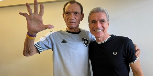 Luís Castro recebe carinho da torcida do Botafogo e tem encontro com ídolo alvinegro Manga no Maracanã