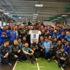 Maicon recebe homenagem dos ex-companheiros de Grêmio