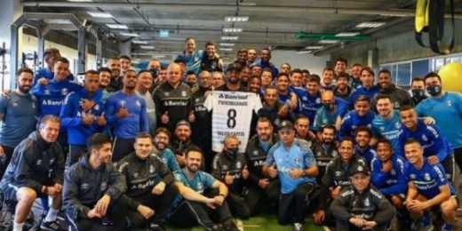 Maicon recebe homenagem dos ex-companheiros de Grêmio