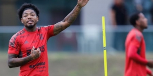 Marinho busca conselhos de companheiros e se dedica por nova função no Flamengo: 'Me soltando'
