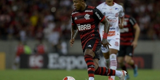 Marinho lembra do pai após estreia pelo Flamengo no Maracanã: 'Esse lugar sempre será o meu preferido'