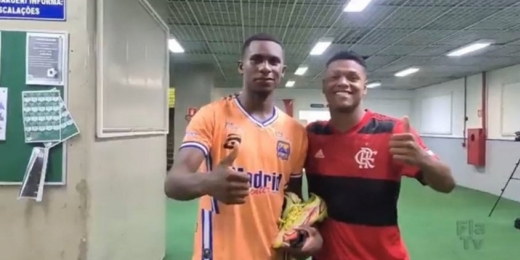 Matheus França, do Flamengo, doa par de chuteiras para o capitão do Forte (ES): 'Eu também já precisei'
